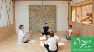 Scegliere di partecipare a un ritiro spirituale è un atto di profondo amore verso se stessi. È un momento in cui decidiamo di "staccare i fili" dal mondo esterno per riconnetterci con la nostra essenza più autentica. Tuttavia, in un’epoca in cui l’offerta olistica è esplosa, ci troviamo spesso di fronte a un dilemma silenzioso: di chi posso fidarmi veramente? Mettere la propria energia, il proprio corpo e la propria vulnerabilità nelle mani di un'altra persona richiede discernimento. Valutare la qualità di un operatore olistico non è un atto di critica, ma un esercizio di responsabilità verso il proprio cammino. La scelta migliore nasce sempre dall'incontro tra elementi oggettivi, come la formazione e l'etica, e segnali sottili, percepibili solo attraverso la risonanza e la pratica. In questa guida, esploreremo come navigare tra le proposte, distinguendo tra chi "vende un'immagine" e chi, invece, incarna con integrità la via che insegna. he - Il pilastro delle radici: credenziali, formazione e coerenza etica Prima ancora di arrivare in Val Taleggio o in qualunque altro spazio sacro, il tuo lavoro di ricerca inizia dallo studio delle radici dell'insegnante. Come un albero trae forza dalla profondità delle sue radici, così un facilitatore trae la sua autorevolezza non solo dal carisma, ma dal percorso che ha scelto di onorare. h3 - La formazione: oltre il certificato Molti si chiedono se i titoli contino in un ambito così "astratto" come quello spirituale. La risposta è sì, ma con una precisazione: non conta solo il pezzo di carta, contano le origini e la dedizione. Chiedere dove un insegnante si sia formato significa comprendere la cornice filosofica e tecnica dentro cui si muove. Un insegnante di qualità non ha timore di citare i propri maestri, anzi, lo fa con gratitudine. La durata del percorso: diffida dei "master" ottenuti in un weekend. La padronanza di tecniche come lo Yoga, la Mindfulness o il lavoro energetico richiede anni di pratica personale prima ancora che di insegnamento. Il riconoscimento: verifica se il percorso è riconosciuto da federazioni internazionali o nazionali (come Yoga Alliance o registri professionali olistici), che garantiscono almeno uno standard minimo di etica e ore di studio. h3 -Trasparenza e linguaggio: smascherare le "promesse miracolose" Un indicatore di altissima qualità è il realismo. La spiritualità autentica non promette scorciatoie o guarigioni istantanee da traumi decennali in soli tre giorni. Un insegnante serio usa un linguaggio rispettoso dei tempi dell'anima. Se leggi promesse di "trasformazione totale garantita" o "risoluzione di ogni blocco energetico", fermati. La vera guida olistica è un facilitatore, un catalizzatore, non un mago. La trasparenza deve riguardare anche il programma: devi sapere esattamente chi condurrà cosa. Se il ritiro è multidisciplinare, ogni esperto deve avere una competenza specifica documentabile. H3- L'etica e i confini: creare lo "spazio sicuro" Il concetto di Holding Space (mantenere lo spazio) è la capacità dell'insegnante di creare un ambiente in cui tu possa sentirti libero di crollare o di rinascere in totale sicurezza. Questo si valuta osservando come l'insegnante definisce i confini. Etica professionale: un insegnante di qualità mantiene una distanza professionale sana. Non cerca seguaci, ma accompagna studenti. Sicurezza emotiva: nelle pratiche interiori intense, possono emergere emozioni forti. Una guida esperta sa come contenere queste esplosioni senza esserne travolta, garantendo che nessuno nel gruppo si senta "esposto" o non protetto. h2 - La prova del campo: capacità relazionale e maestria nella conduzione Una volta verificate le credenziali, la vera qualità emerge durante l'azione. Insegnare non è solo trasmettere una tecnica, ma tradurre quella tecnica per il corpo e l'anima di chi si ha di fronte. È qui che la "teoria" si trasforma in "presenza". h3 - L'arte dell'adattamento: il superamento dell'ego Un errore comune degli insegnanti meno esperti è quello di voler "spingere" il gruppo verso un obiettivo prestabilito (una posa difficile, un tempo di meditazione troppo lungo), ignorando i limiti dei singoli. La maestria risiede nella personalizzazione. Un insegnante di qualità osserva costantemente il gruppo. Se nota che qualcuno è in difficoltà, propone varianti, utilizza supporti, suggerisce di fermarsi. Non usa il ritiro per dimostrare quanto è bravo lui, ma per permettere a te di scoprire quanto sei bravo tu. Questo rispetto per il limite individuale è il segno distintivo di una guida che ha superato il proprio ego per mettersi davvero al servizio. h3 - Didattica e struttura: il "perché" dietro il "cosa" Perché stiamo facendo questa respirazione proprio ora? Qual è l'intento di questo silenzio? Un buon insegnante ha sempre una struttura chiara. Ogni sessione deve avere un intento, una progressione e una conclusione. La competenza didattica si vede dalla capacità di spiegare concetti complessi con parole semplici e dal saper guidare i partecipanti in sicurezza. Se senti che l'insegnante "improvvisa" costantemente senza una logica di fondo, la tua energia ne risentirà, sentendosi dispersa invece che raccolta. h3 - La risonanza del corpo: ascoltare il proprio sensore Come abbiamo spesso ricordato nei nostri articoli del blog, il tuo corpo è un sensore energetico infallibile. Prima di prenotare, guarda un video dell'insegnante, leggi i suoi articoli o ascolta un suo podcast. Cosa senti? Il suo tono di voce ti rassicura o ti mette in tensione? Le sue parole risuonano come verità o come concetti studiati a memoria? Gentilezza e accoglienza: la qualità umana è inscindibile dalla tecnica. Un insegnante può essere il massimo esperto mondiale di una disciplina, ma se manca di gentilezza, la guarigione olistica sarà limitata. L'accoglienza è il terreno su cui cresce la fiducia. h3- Domande da porre (e porsi) prima di scegliere Per aiutarti nel tuo processo di discernimento, ecco una lista di controllo da utilizzare durante il primo contatto: "Come gestisci le difficoltà emotive che possono emergere durante le pratiche?" (Questa domanda svela l'esperienza reale nel gestire il campo energetico). "Qual è il tuo approccio verso chi ha limiti fisici o è un principiante assoluto?" (Valuta la capacità di adattamento). "Puoi descrivermi il lignaggio o la scuola da cui proviene il tuo insegnamento?" (Verifica le radici). "Quanti assistenti saranno presenti se il gruppo è numeroso?" (Garantisce l'attenzione individuale e la sicurezza). In ultima analisi, la qualità di un insegnante si misura da quanto ti senti libero e potente alla fine del ritiro, non da quanto ti senti dipendente dalla sua figura. Una vera guida accende la tua lampada interna e poi si fa da parte, lasciandoti camminare con la tua luce. h3 - Prossimi passi per la tua ricerca Leggi le recensioni specifiche: cerca termini come "sicurezza", "ascolto", "pazienza". Contatta il centro: un centro serio come Il Borgo Zen conosce profondamente i facilitatori che ospita e saprà darti dettagli etici e professionali trasparenti. valutare-qualita-insegnanti-ritiro-spirituale-olistico-ilborgozen-cover