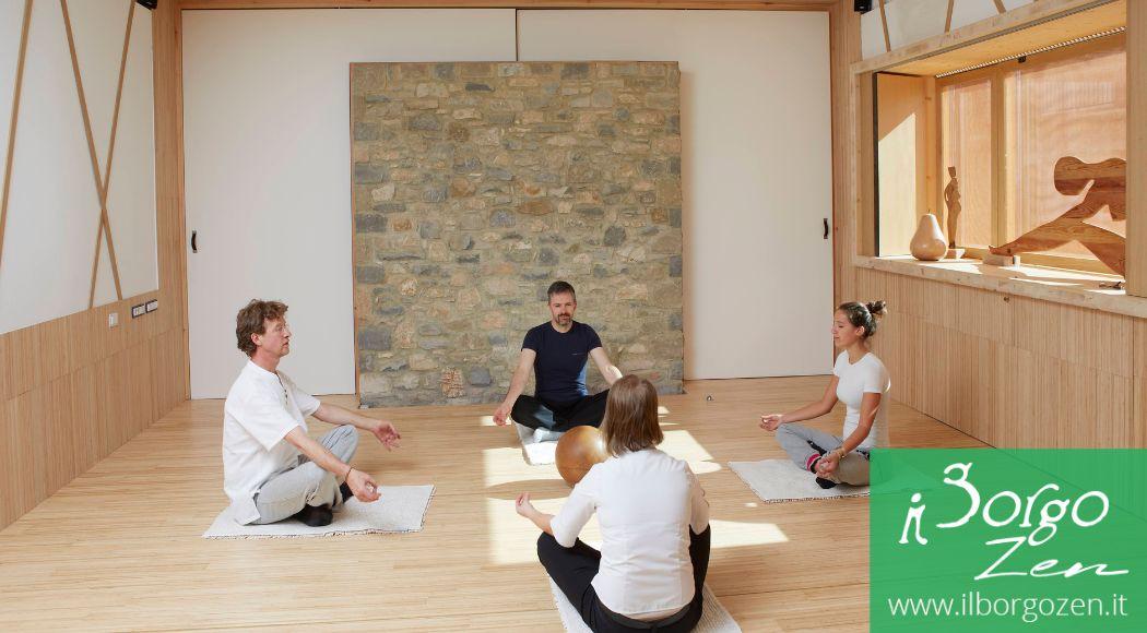 Scegliere di partecipare a un ritiro spirituale è un atto di profondo amore verso se stessi. È un momento in cui decidiamo di "staccare i fili" dal mondo esterno per riconnetterci con la nostra essenza più autentica. Tuttavia, in un’epoca in cui l’offerta olistica è esplosa, ci troviamo spesso di fronte a un dilemma silenzioso: di chi posso fidarmi veramente? Mettere la propria energia, il proprio corpo e la propria vulnerabilità nelle mani di un'altra persona richiede discernimento. Valutare la qualità di un operatore olistico non è un atto di critica, ma un esercizio di responsabilità verso il proprio cammino. La scelta migliore nasce sempre dall'incontro tra elementi oggettivi, come la formazione e l'etica, e segnali sottili, percepibili solo attraverso la risonanza e la pratica. In questa guida, esploreremo come navigare tra le proposte, distinguendo tra chi "vende un'immagine" e chi, invece, incarna con integrità la via che insegna. he - Il pilastro delle radici: credenziali, formazione e coerenza etica Prima ancora di arrivare in Val Taleggio o in qualunque altro spazio sacro, il tuo lavoro di ricerca inizia dallo studio delle radici dell'insegnante. Come un albero trae forza dalla profondità delle sue radici, così un facilitatore trae la sua autorevolezza non solo dal carisma, ma dal percorso che ha scelto di onorare. h3 - La formazione: oltre il certificato Molti si chiedono se i titoli contino in un ambito così "astratto" come quello spirituale. La risposta è sì, ma con una precisazione: non conta solo il pezzo di carta, contano le origini e la dedizione. Chiedere dove un insegnante si sia formato significa comprendere la cornice filosofica e tecnica dentro cui si muove. Un insegnante di qualità non ha timore di citare i propri maestri, anzi, lo fa con gratitudine. La durata del percorso: diffida dei "master" ottenuti in un weekend. La padronanza di tecniche come lo Yoga, la Mindfulness o il lavoro energetico richiede anni di pratica personale prima ancora che di insegnamento. Il riconoscimento: verifica se il percorso è riconosciuto da federazioni internazionali o nazionali (come Yoga Alliance o registri professionali olistici), che garantiscono almeno uno standard minimo di etica e ore di studio. h3 -Trasparenza e linguaggio: smascherare le "promesse miracolose" Un indicatore di altissima qualità è il realismo. La spiritualità autentica non promette scorciatoie o guarigioni istantanee da traumi decennali in soli tre giorni. Un insegnante serio usa un linguaggio rispettoso dei tempi dell'anima. Se leggi promesse di "trasformazione totale garantita" o "risoluzione di ogni blocco energetico", fermati. La vera guida olistica è un facilitatore, un catalizzatore, non un mago. La trasparenza deve riguardare anche il programma: devi sapere esattamente chi condurrà cosa. Se il ritiro è multidisciplinare, ogni esperto deve avere una competenza specifica documentabile. H3- L'etica e i confini: creare lo "spazio sicuro" Il concetto di Holding Space (mantenere lo spazio) è la capacità dell'insegnante di creare un ambiente in cui tu possa sentirti libero di crollare o di rinascere in totale sicurezza. Questo si valuta osservando come l'insegnante definisce i confini. Etica professionale: un insegnante di qualità mantiene una distanza professionale sana. Non cerca seguaci, ma accompagna studenti. Sicurezza emotiva: nelle pratiche interiori intense, possono emergere emozioni forti. Una guida esperta sa come contenere queste esplosioni senza esserne travolta, garantendo che nessuno nel gruppo si senta "esposto" o non protetto. h2 - La prova del campo: capacità relazionale e maestria nella conduzione Una volta verificate le credenziali, la vera qualità emerge durante l'azione. Insegnare non è solo trasmettere una tecnica, ma tradurre quella tecnica per il corpo e l'anima di chi si ha di fronte. È qui che la "teoria" si trasforma in "presenza". h3 - L'arte dell'adattamento: il superamento dell'ego Un errore comune degli insegnanti meno esperti è quello di voler "spingere" il gruppo verso un obiettivo prestabilito (una posa difficile, un tempo di meditazione troppo lungo), ignorando i limiti dei singoli. La maestria risiede nella personalizzazione. Un insegnante di qualità osserva costantemente il gruppo. Se nota che qualcuno è in difficoltà, propone varianti, utilizza supporti, suggerisce di fermarsi. Non usa il ritiro per dimostrare quanto è bravo lui, ma per permettere a te di scoprire quanto sei bravo tu. Questo rispetto per il limite individuale è il segno distintivo di una guida che ha superato il proprio ego per mettersi davvero al servizio. h3 - Didattica e struttura: il "perché" dietro il "cosa" Perché stiamo facendo questa respirazione proprio ora? Qual è l'intento di questo silenzio? Un buon insegnante ha sempre una struttura chiara. Ogni sessione deve avere un intento, una progressione e una conclusione. La competenza didattica si vede dalla capacità di spiegare concetti complessi con parole semplici e dal saper guidare i partecipanti in sicurezza. Se senti che l'insegnante "improvvisa" costantemente senza una logica di fondo, la tua energia ne risentirà, sentendosi dispersa invece che raccolta. h3 - La risonanza del corpo: ascoltare il proprio sensore Come abbiamo spesso ricordato nei nostri articoli del blog, il tuo corpo è un sensore energetico infallibile. Prima di prenotare, guarda un video dell'insegnante, leggi i suoi articoli o ascolta un suo podcast. Cosa senti? Il suo tono di voce ti rassicura o ti mette in tensione? Le sue parole risuonano come verità o come concetti studiati a memoria? Gentilezza e accoglienza: la qualità umana è inscindibile dalla tecnica. Un insegnante può essere il massimo esperto mondiale di una disciplina, ma se manca di gentilezza, la guarigione olistica sarà limitata. L'accoglienza è il terreno su cui cresce la fiducia. h3- Domande da porre (e porsi) prima di scegliere Per aiutarti nel tuo processo di discernimento, ecco una lista di controllo da utilizzare durante il primo contatto: "Come gestisci le difficoltà emotive che possono emergere durante le pratiche?" (Questa domanda svela l'esperienza reale nel gestire il campo energetico). "Qual è il tuo approccio verso chi ha limiti fisici o è un principiante assoluto?" (Valuta la capacità di adattamento). "Puoi descrivermi il lignaggio o la scuola da cui proviene il tuo insegnamento?" (Verifica le radici). "Quanti assistenti saranno presenti se il gruppo è numeroso?" (Garantisce l'attenzione individuale e la sicurezza). In ultima analisi, la qualità di un insegnante si misura da quanto ti senti libero e potente alla fine del ritiro, non da quanto ti senti dipendente dalla sua figura. Una vera guida accende la tua lampada interna e poi si fa da parte, lasciandoti camminare con la tua luce. h3 - Prossimi passi per la tua ricerca Leggi le recensioni specifiche: cerca termini come "sicurezza", "ascolto", "pazienza". Contatta il centro: un centro serio come Il Borgo Zen conosce profondamente i facilitatori che ospita e saprà darti dettagli etici e professionali trasparenti. valutare-qualita-insegnanti-ritiro-spirituale-olistico-ilborgozen-cover